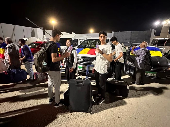 Un-grup-de-romni-evacuai-din-Gaza-i-familiile-acestora-au-ajuns-cu-bine-n-Romnia