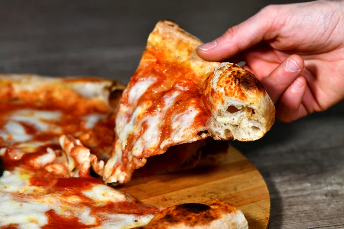 Un-tnr-IT-ist-a-murit-dup-ce-a-mncat-o-felie-de-pizza-comandat-online-Ce-a-cutat-pe-Google-brbatul-de-23-de-ani