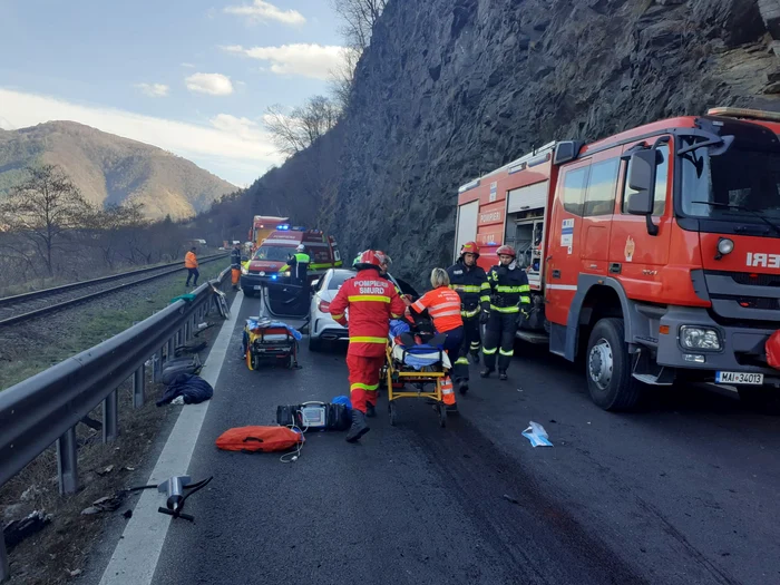 Valea-Oltului-blocat-n-urma-unui-accident-rutier-Elicopter-SMURD-solicitat-pentru-una-dintre-victime