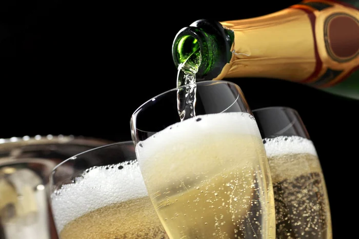 Vin-spumant-sau-vin-spumos-Cu-ce-se-deosebesc-cele-dou-buturi-deopotriv-apreciate-la-petreceri-sau-ocazii-speciale