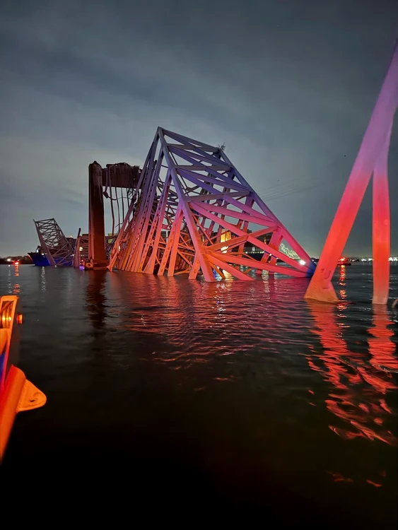 WP-Salvatorii-au-gsit-cadavrele-a-dou-persoane-n-ru-lng-podul-distrus-din-Baltimore