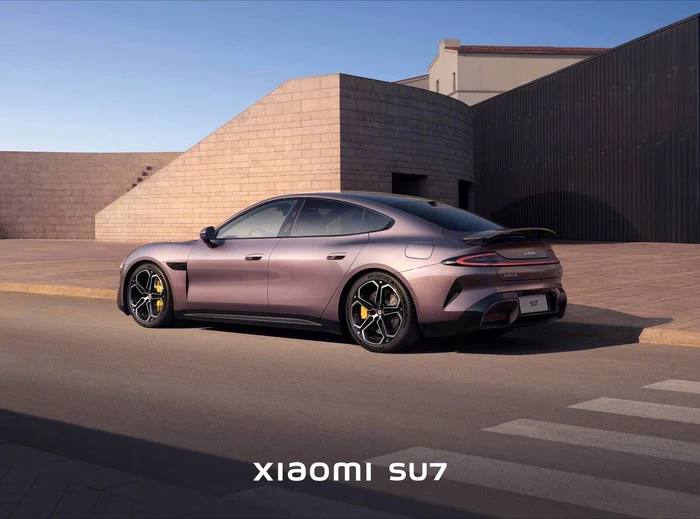 Xiaomi-lanseaz-primul-vehicul-electric-Gigantul-chinez-de-smartphone-uri-lupt-cu-Tesla-Ce-pre-va-avea-noua-main