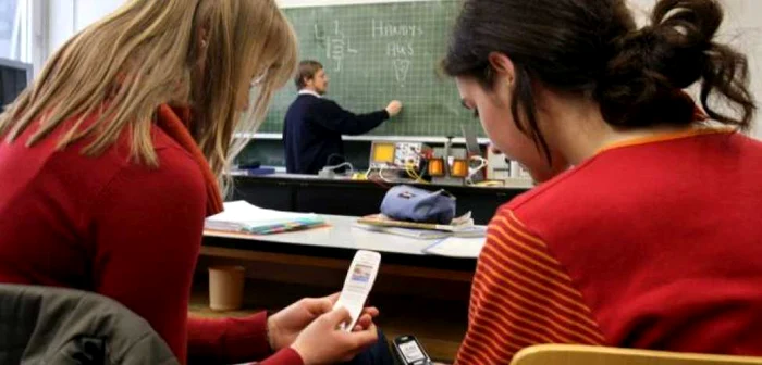coala-fr-telefoane-inteligente-Cu-ce-au-fost-nlocuite-timp-de-un-an-smartphone-urile-elevilor-i-profesorilor