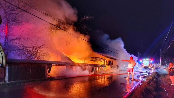 n-toiul-nopii-doar-n-tricou-i-ort-la-zero-grade-un-brbat-a-sprijinit-pompierii-la-stingerea-unui-incendiu-de-proporii-FOTO-