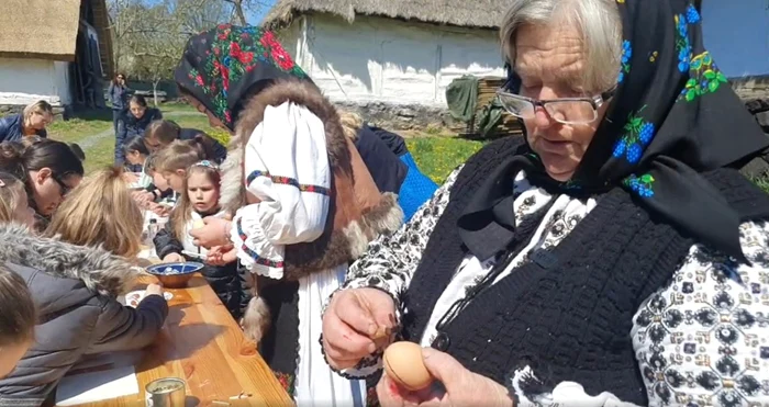 ncondeierea-oulor-n-Maramure-Obiceiul-arhaic-pstrat-la-Muzeul-Satului-din-Baia-Mare-