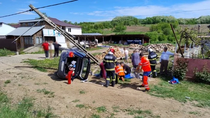 Accident-grav-n-Suceava-O-main-a-derapat-i-a-lovit-un-stlp-de-beton-pe-care-l-a-rupt-Cinci-persoane-au-fost-rnite-