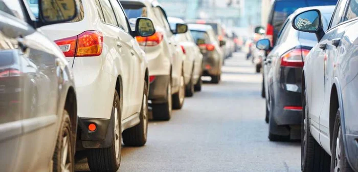 Aglomeraie-nainte-de-mini-vacan-Coloan-de-maini-de-6-kilometri-la-intrare-n-Capital-