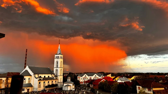 Aproape-furtun-surprins-n-imagini-spectaculoase-la-Baia-Mare-FOTO