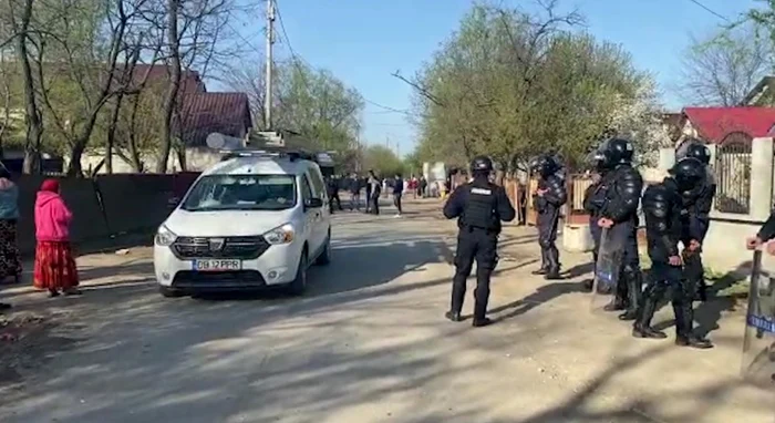 Btaie-ntre-romii-din-Blteni-Mascaii-i-au-potolit-pe-toi-cu-focuri-de-avertisment