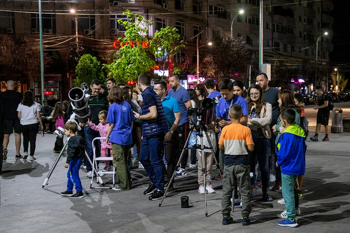 Cerul-se-dezvluie-trgovitenilor-de-Ziua-Internaional-a-Astronomiei-Observaii-gratuite-printr-un-telescop-performant