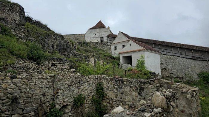 Cetatea-Rnov-preluat-din-nou-de-primrie-De-cnd-nu-mai-fcuse-nimic-firma-care-o-reabilita