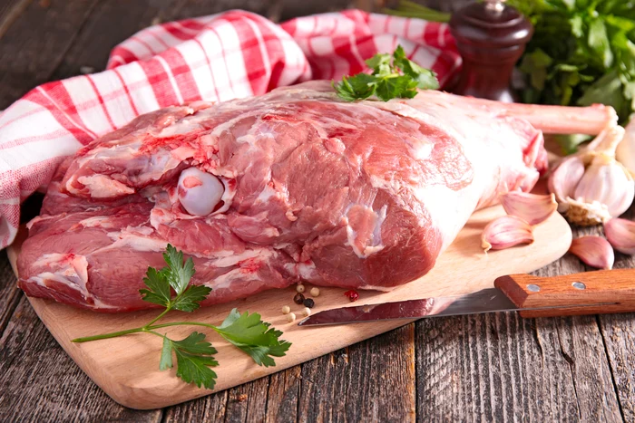 Cine-nu-ar-trebui-s-mnnce-carne-de-miel-i-ce-ne-pate-dac-o-combinm-cu-multe-ou-i-alcool