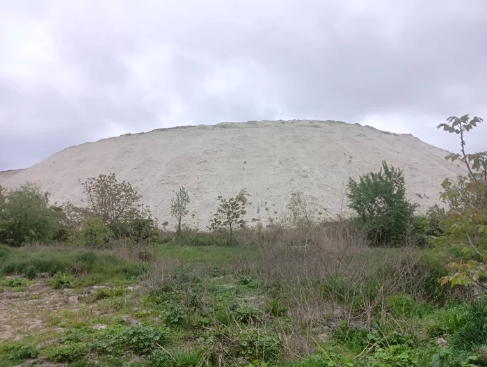 Ct-de-periculos-este-muntele-de-fosfogips-radioactiv-de-la-Bacu-Amenzile-pltite-de-statul-romn