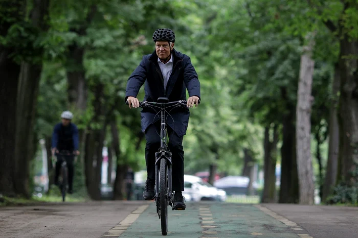 Cum-a-fost-surprins-Iohannis-la-munte-eful-statului-a-mers-pe-biciclet-la-Parcul-Naional-Piatra-Craiului-