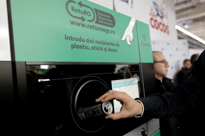 Cum-pclesc-romnii-automatele-de-reciclare-i-iau-bani-i-pe-sticlele-care-nu-sunt-n-program