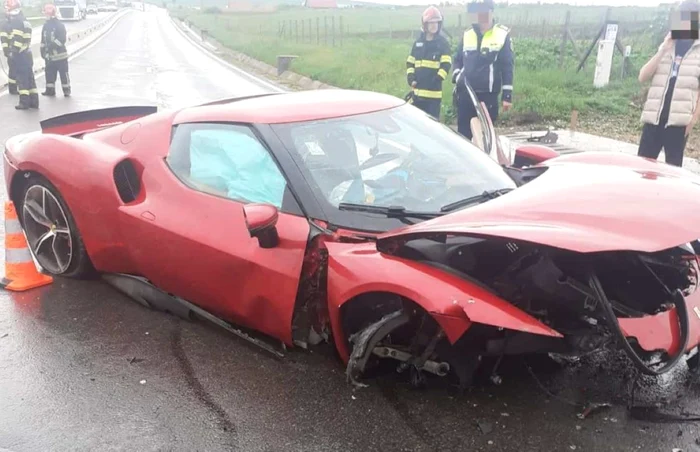 Ferrari-fcut-praf-ntr-un-accident-rutier-ntre-Turda-i-Cluj-Dou-persoane-au-fost-rnite