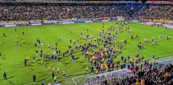 Gafa-anului-n-fotbal-Crainicul-a-anunat-promovarea-iar-fanii-au-invadat-terenul-degeaba