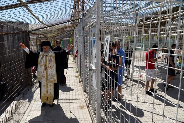 Imagini-inedite-cu-arhiepiscopul-Dunrii-de-Jos-n-penitenciarul-de-maxim-siguran-Galai-A-ciocnit-ou-roii-cu-deinuii-FOTO
