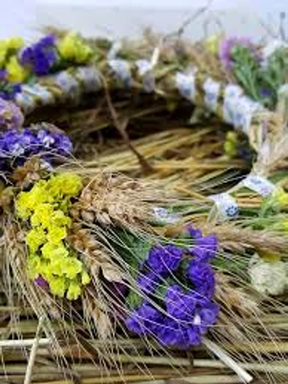 Obiceiuri-strvechi-din-zilele-de-Pate-Unde-agau-cununile-din-flori-i-gru-tinerele-