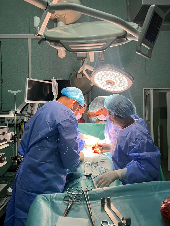 Pacientul-care-locuiete-ntr-un-spital-Personalul-medical-i-a-druit-un-tort-de-ziua-lui-de-natere