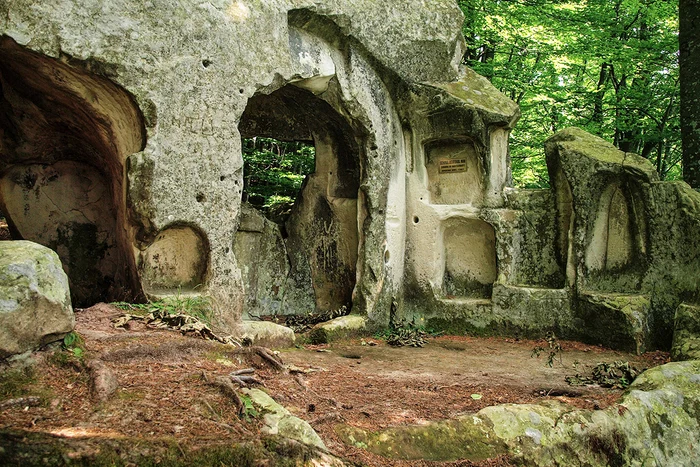 Patria-superb-a-trovanilor-i-a-schiturilor-rupestre-de-la-Curbura-Carpailor-Ocazie-uria-de-a-exploda-turistic-FOTO