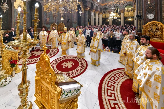 Patriarhul-Daniel-la-Slujba-nvierii-Iisus-cel-nviat-din-mori-este-permanent-prezent-n-Biserica-Sa