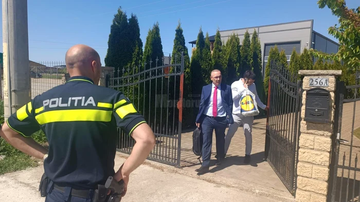 Poliitii-din-Suceava-s-au-rugat-de-un-ofer-suspectat-c-a-omort-un-om-cu-maina-s-se-predea-Vino-i-deschide-poarta