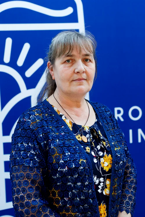 Profesoara-de-la-sat-care-rempdurete-cu-elevii-zonele-defriate-S-nu-le-fie-ruine-s-spun-de-unde-sunt