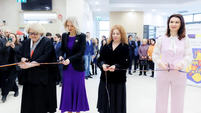 Sediu-de-judectorie-fr-autorizaie-inaugurat-doar-de-faad-Angajaii-lucreaz-tot-n-vechea-cldire-cu-WC-n-curte-FOTO