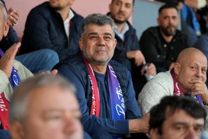 Ultrasul-Marcel-Ciolacu-pe-stadion-a-celebrat-promovarea-echipei-sale-favorite-cu-fularul-la-gt-FOTO
