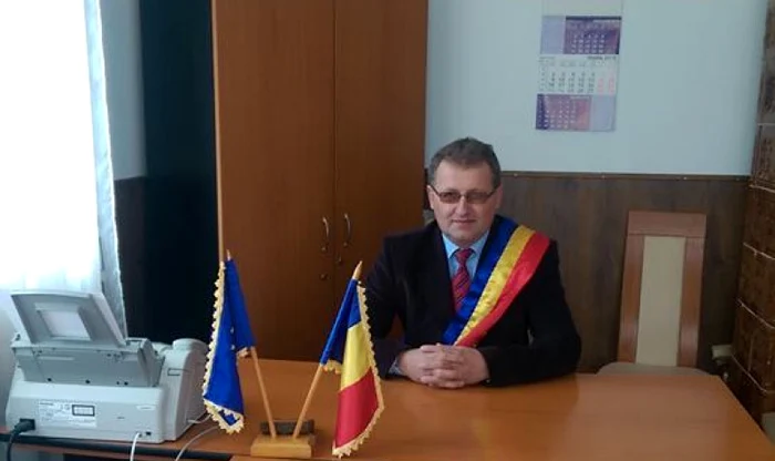 Un-primar-condamnat-pentru-pornografie-infantil-a-fost-nlocuit-de-soie-la-alegeri