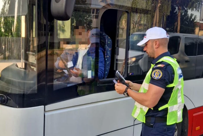 ofer-pe-un-microbuz-colar-prins-but-la-volan-Ce-valoare-a-artat-etilotestul