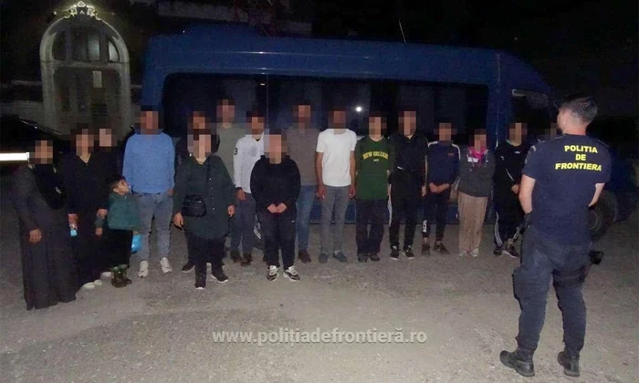 19-ceteni-sirieni-cu-vrste-ntre-13-i-62-de-ani-au-ncercat-s-intre-n-ar-ilegal-traversnd-Dunrea-cu-o-ambarcaiune