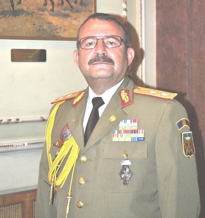 ANALIZ-Ce-ar-nsemna-pentru-noi-trecerea-la-o-economie-de-rzboi-Generalul-romn-decorat-de-americani-pune-degetul-pe-ran