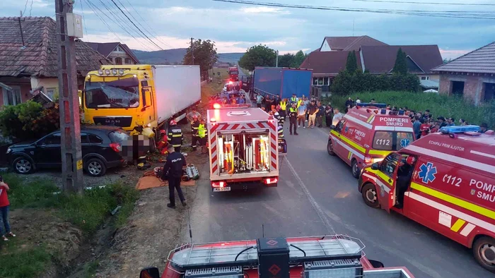 Accident-grav-n-Mure-un-tir-a-intrat-ntr-un-bar-i-a-lovit-5-pietoni
