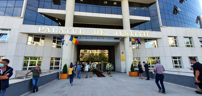 Alert-cu-bomb-la-Palatul-Justiiei-din-Ploieti-un-brbat-a-anunat-c-a-auzit-dou-persoane-care-vorbeau-n-limba-rus-despre-un-atac