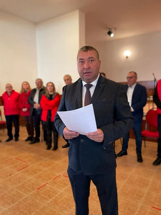 Anchet-a-poliiei-dup-ce-un-edil-a-fost-reclamat-c-a-spat-un-an-cu-miniexcavatorul-primriei-pentru-doi-localnici