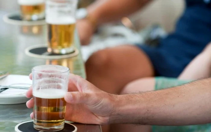 Copii-n-com-alcoolic-la-spital-Beau-acas-i-nu-i-aduce-nimeni-la-Urgene-Bea-i-mama-bea-i-tata-i-li-se-pare-o-stare-normal