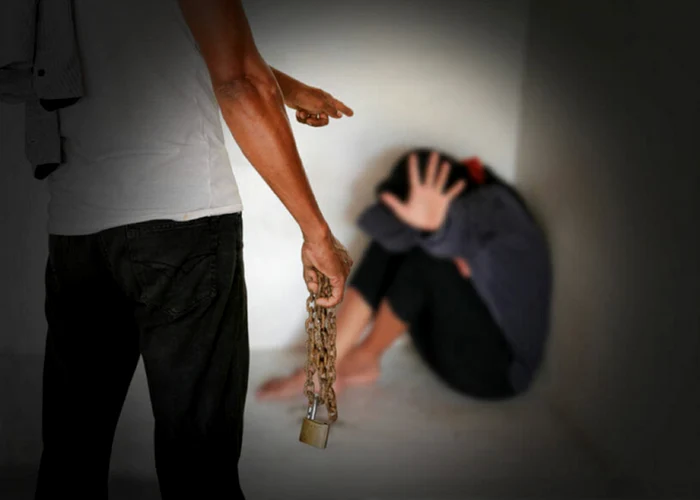 Cult-religios-pentru-tortur-Copii-obligai-s-stea-n-genunchi-ore-n-ir-n-numele-religiei