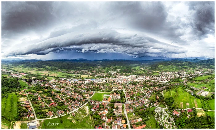 Fenomen-atmosferic-spectaculos-n-vestul-Romniei-Furtuna-supercelular-surprins-de-un-fotograf-FOTO