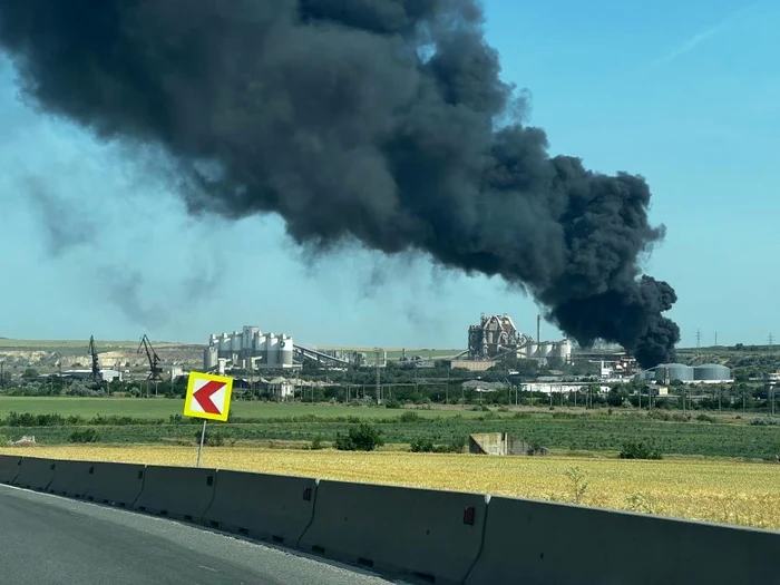 Incendiu-n-curtea-fabricii-de-ciment-din-Medgidia-Ard-cauciucuri-pe-o-suprafa-de-o-mie-de-metri-ptrai