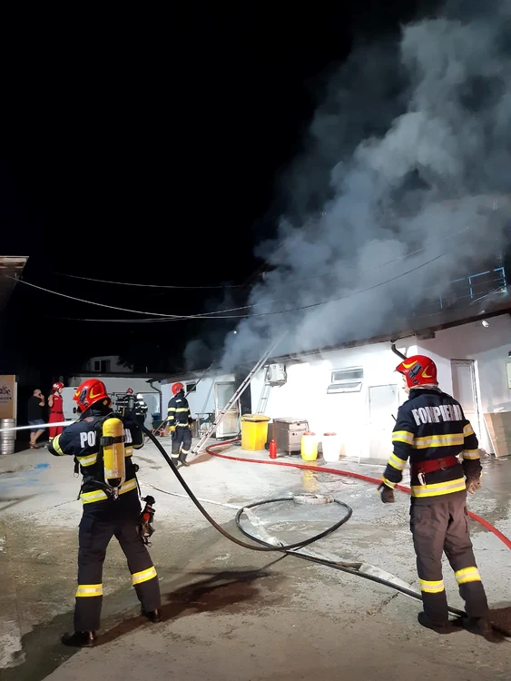 Incendiu-n-incinta-unui-trand-din-Ocnele-Mari-Mai-muli-turii-s-au-autoevacuat