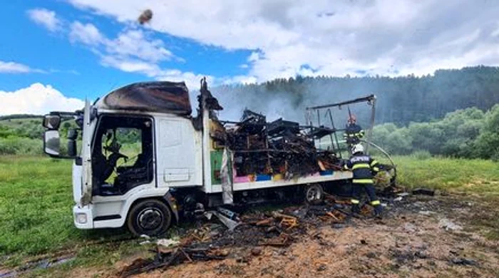 Intervenie-dificil-a-pompierilor-din-judeul-Cluj-un-camion-plin-cu-stupi-a-luat-foc