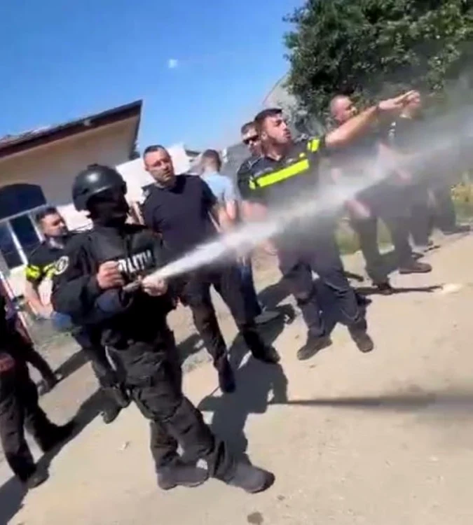 Localnicii-dintr-o-comun-din-Giurgiu-mprtiai-de-jandarmi-cu-gaze-lacrimogene-De-la-ce-a-pornit-conflictul-cu-reprezentanii-primriei