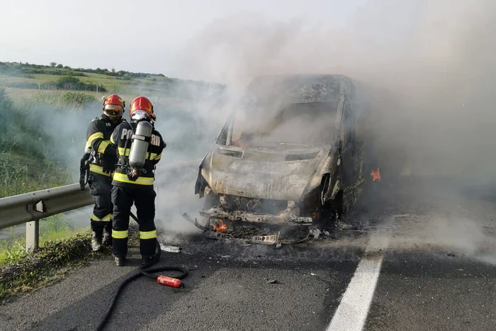 Microbuz-cu-9-persoane-n-flcri-pe-Autostrada-A1-Pasagerii-au-reuit-s-se-autoevacueze-la-timp-