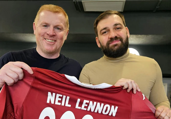 Neil-Lennon-s-a-apucat-de-treab-la-Rapid-33-de-juctori-la-reunirea-lotului