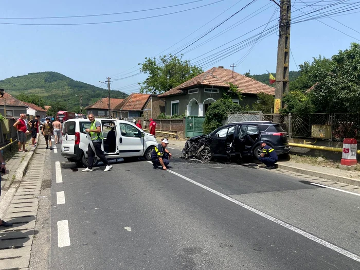 Plan-Rou-de-intervenie-n-judeul-Hunedoara-dup-un-accident-cu-opt-persoane-implicate-Dou-elicoptere-SMURD-au-intervenit-FOTO