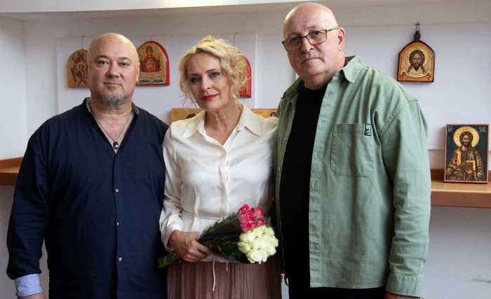 Preotul-Cristian-Dragomirescu-unul-dintre-cei-mai-buni-portretiti-romni-expoziie-la-teatrul-din-Londra-unde-a-repetat-trupa-Queen