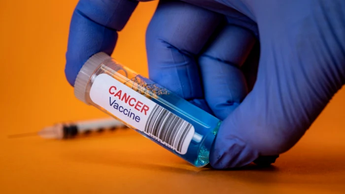 Primul-vaccin-personalizat-din-lume-cu-ARNm-mpotriva-cancerului-testat-Primul-pacient-un-lector-de-55-de-ani