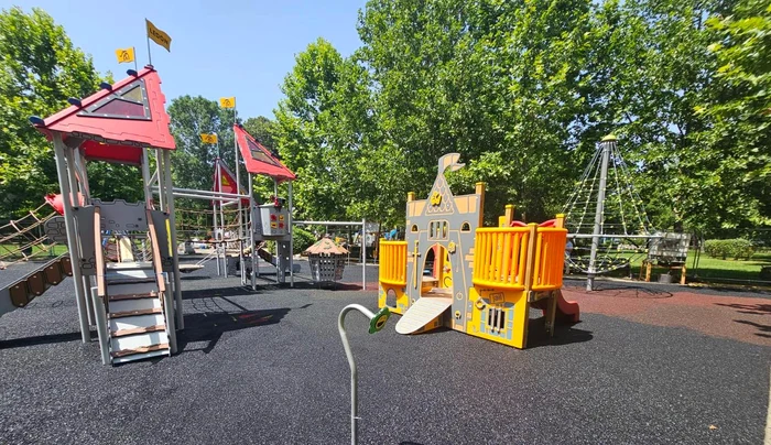Trei-locuri-noi-de-joac-deschise-n-parcul-Herstru-